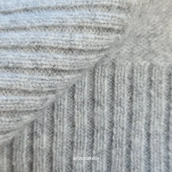 NWOT Cashmere Knit Light Grey Classic Scarf With Ribbed Ends